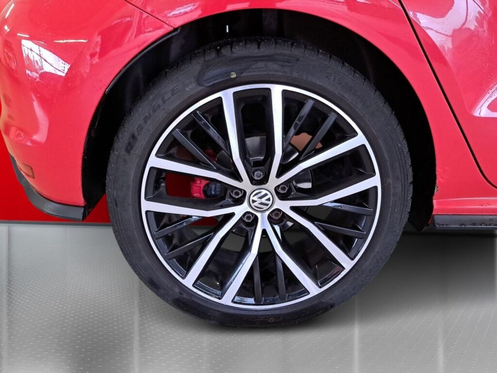 Volkswagen Polo 2015 Punainen