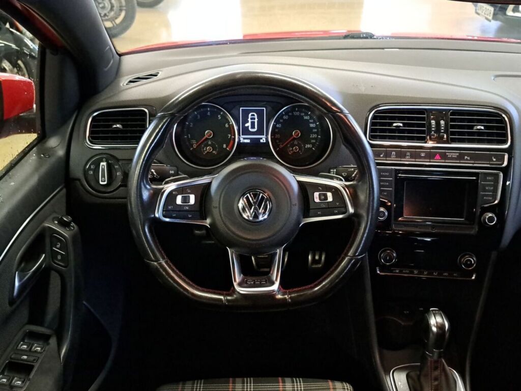 Volkswagen Polo 2015 Punainen