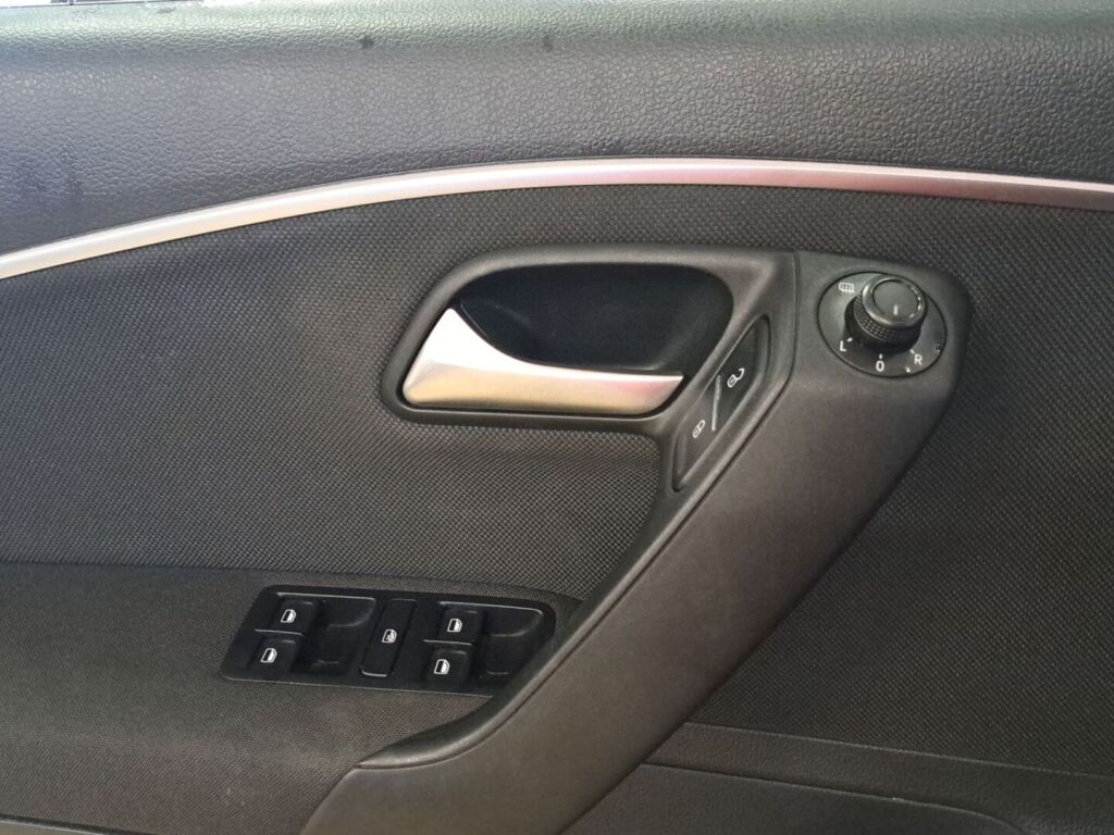 Volkswagen Polo 2015 Punainen
