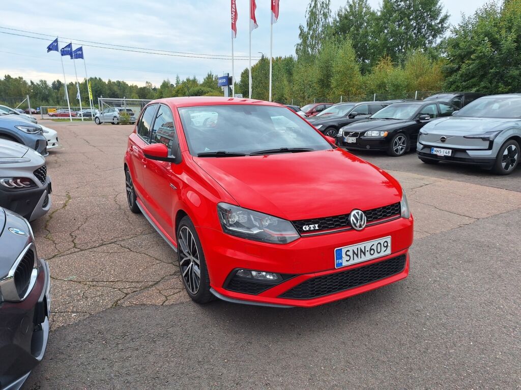 Volkswagen Polo 2015 Punainen