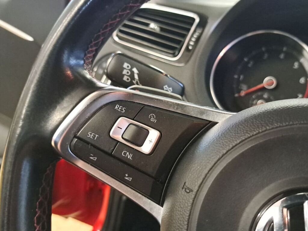 Volkswagen Polo 2015 Punainen