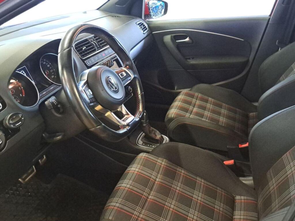 Volkswagen Polo 2015 Punainen