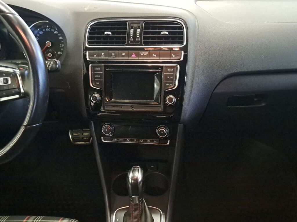 Volkswagen Polo 2015 Punainen
