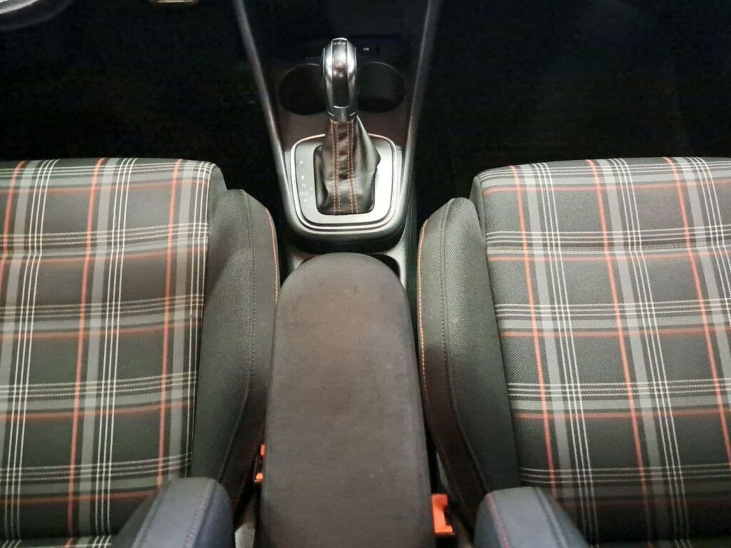 Volkswagen Polo 2015 Punainen