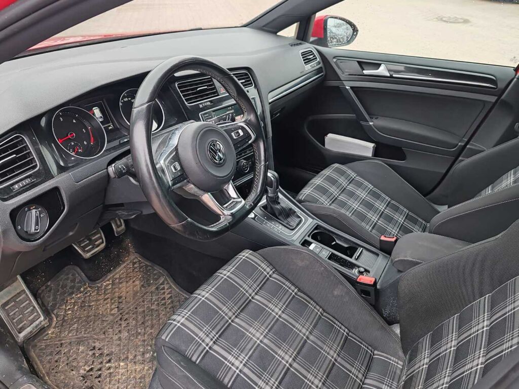 Volkswagen Golf 2016 Punainen