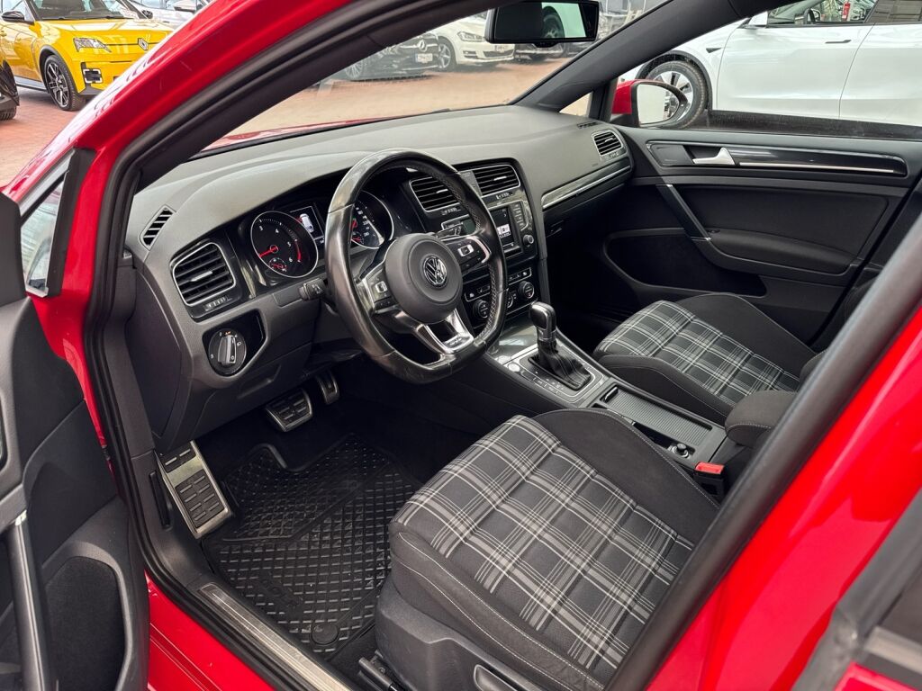 Volkswagen Golf 2016 Punainen