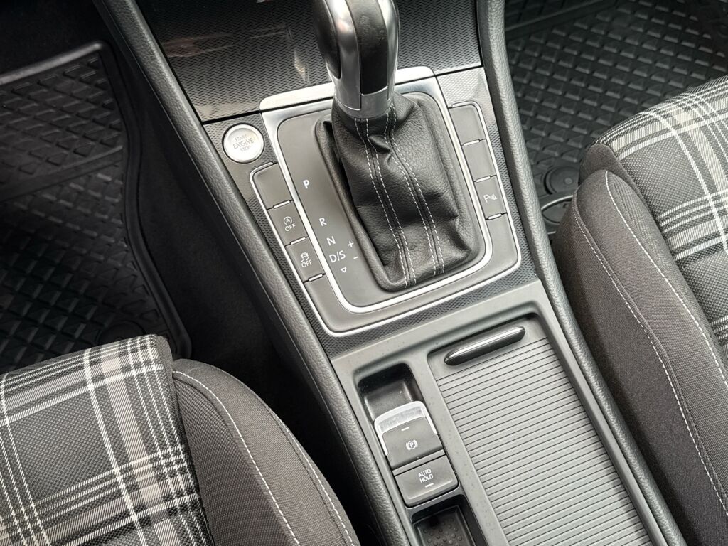 Volkswagen Golf 2016 Punainen