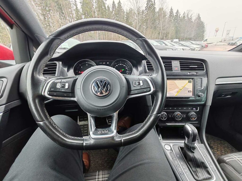 Volkswagen Golf 2016 Punainen