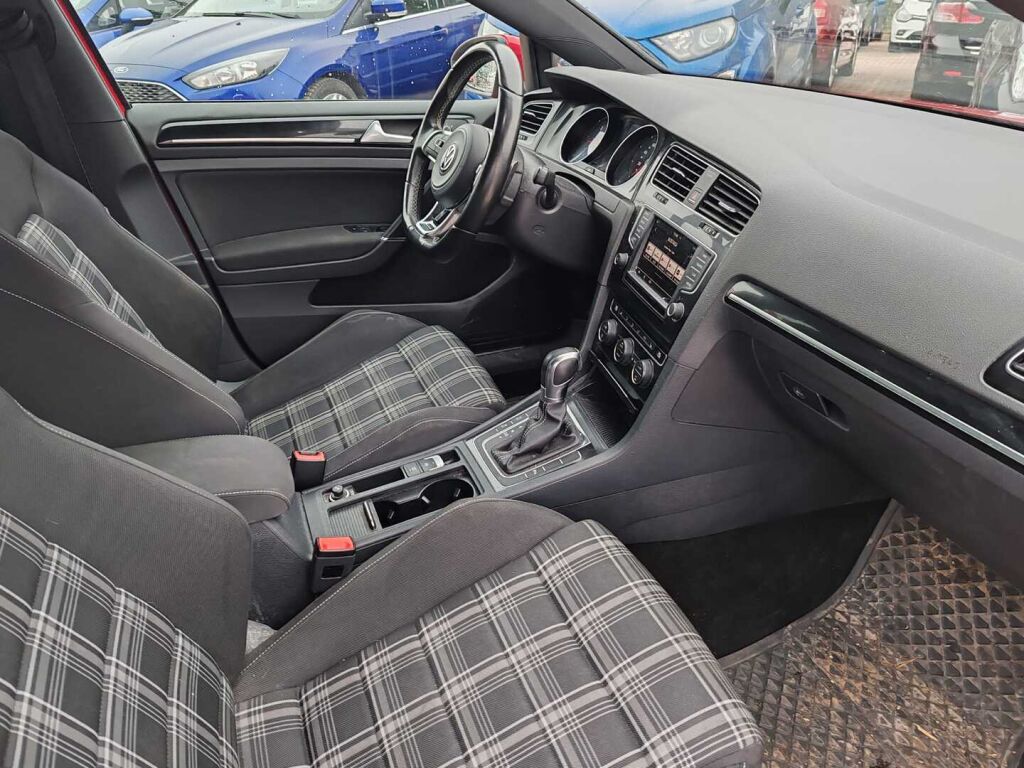 Volkswagen Golf 2016 Punainen