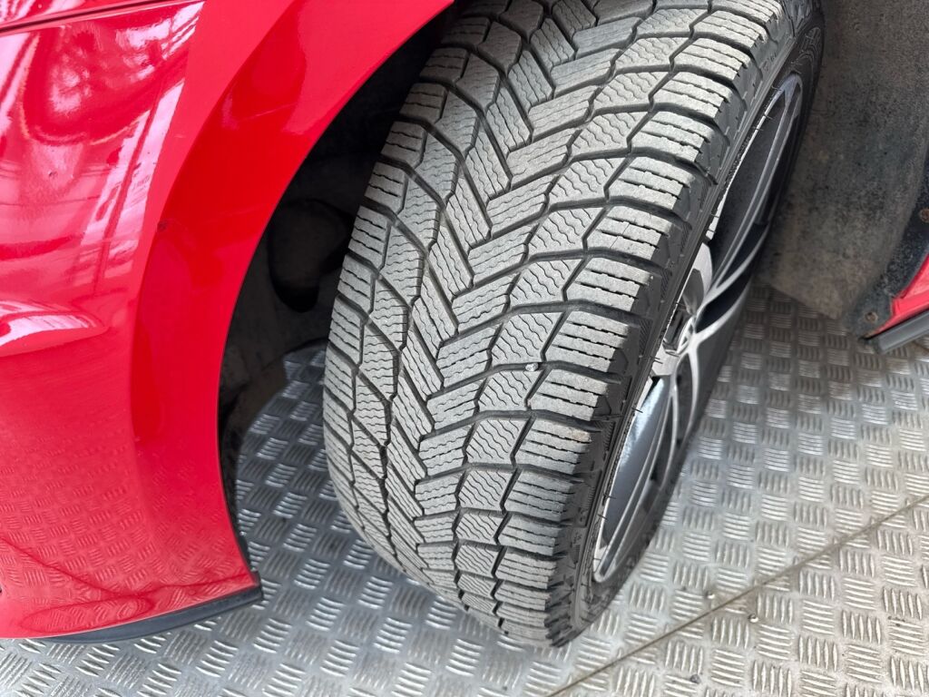 Volkswagen Golf 2016 Punainen