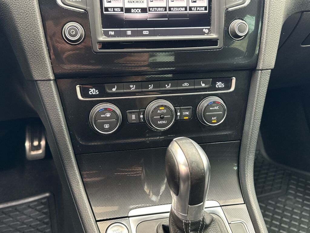 Volkswagen Golf 2016 Punainen