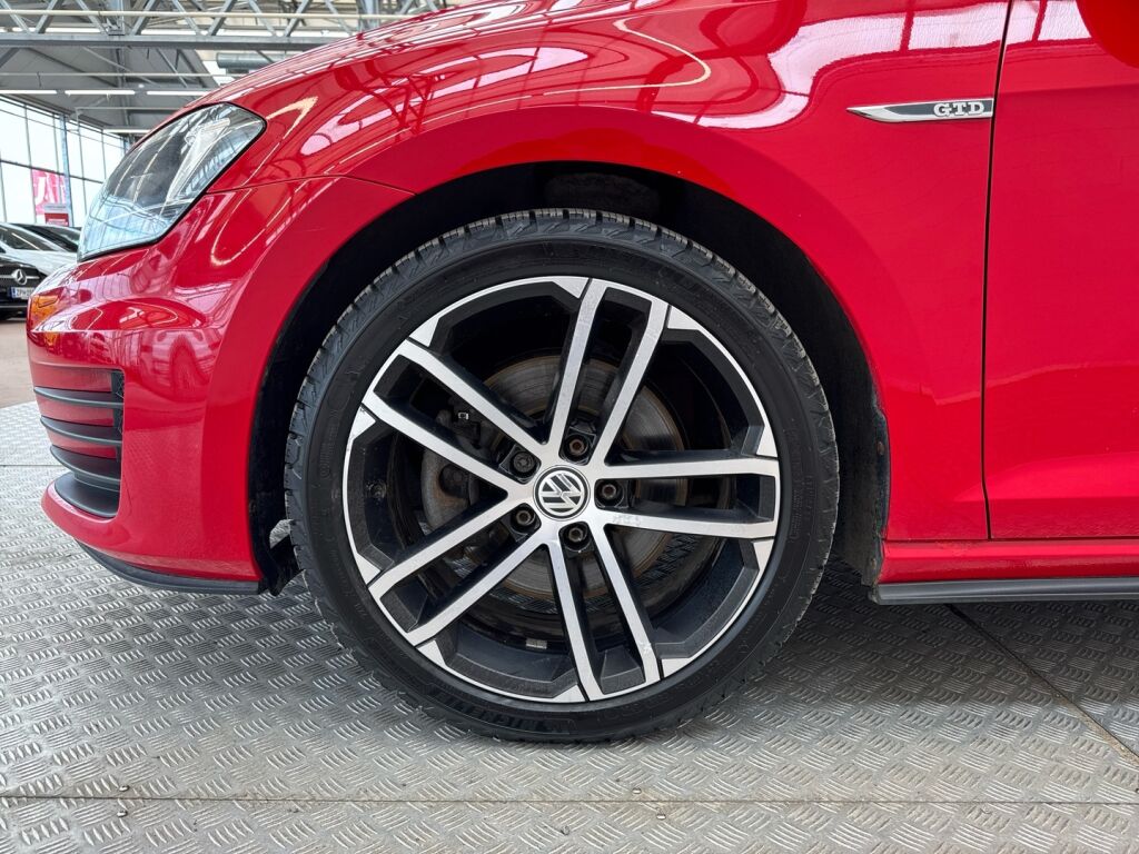 Volkswagen Golf 2016 Punainen