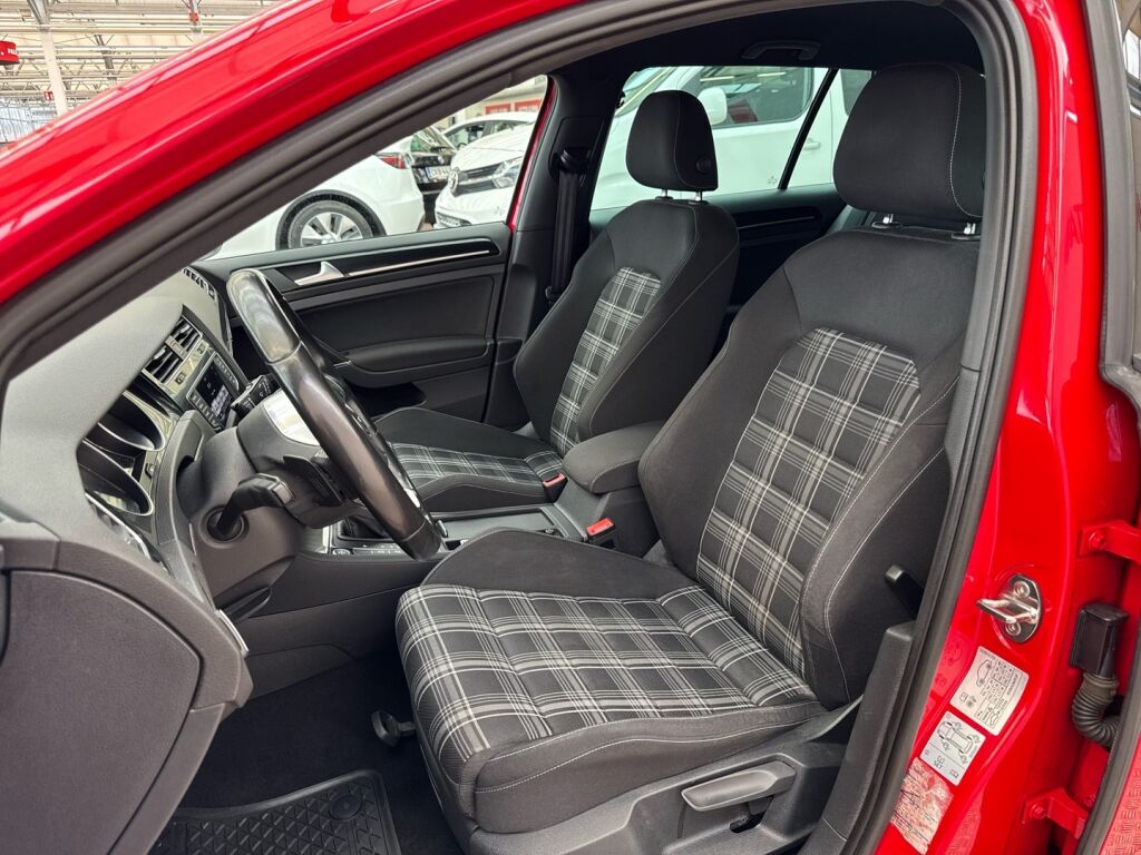 Volkswagen Golf 2016 Punainen