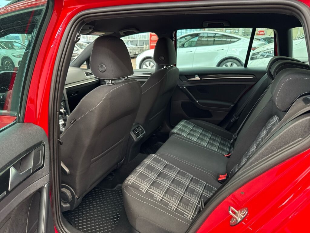 Volkswagen Golf 2016 Punainen