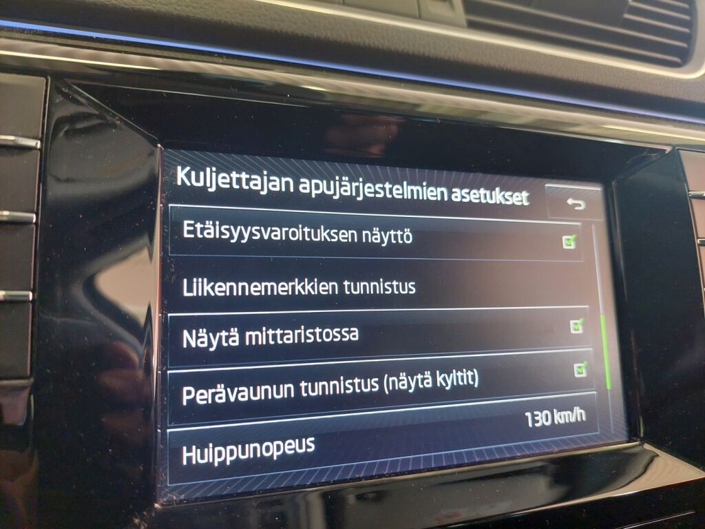 Skoda Superb 2016 Ruskea (beige)