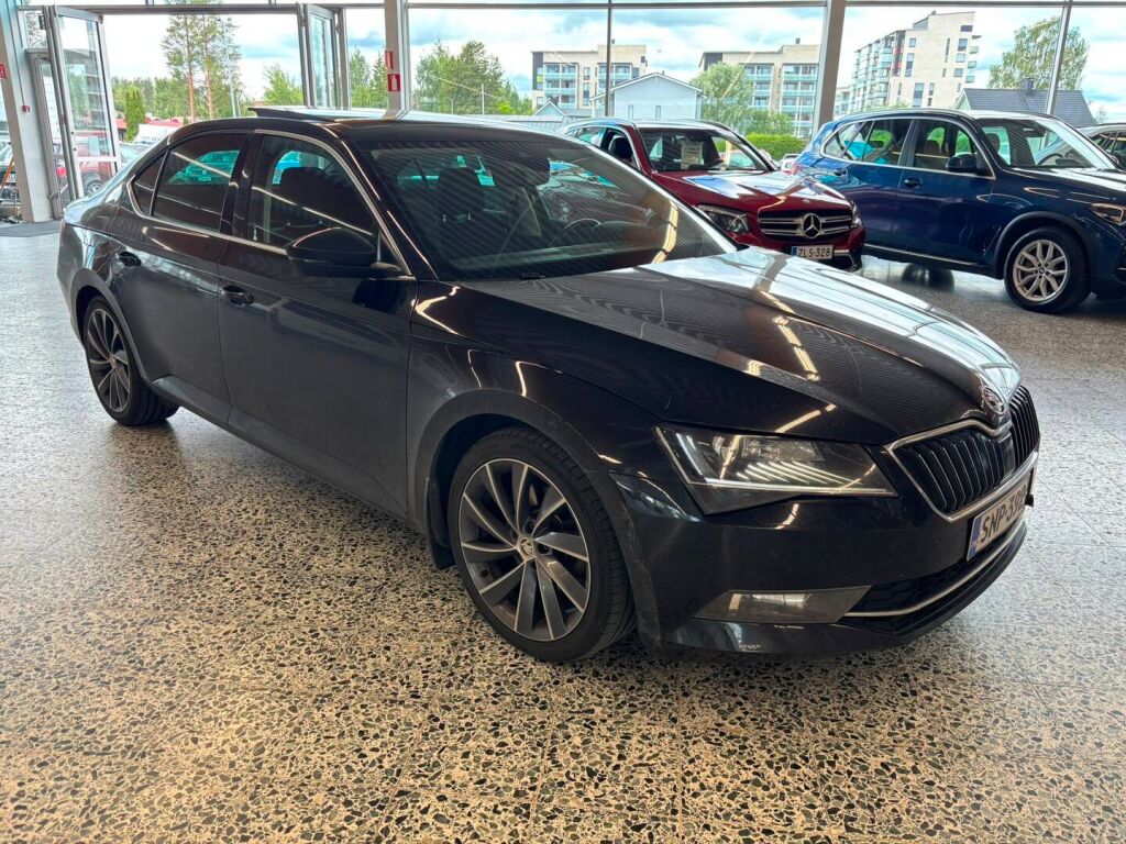 Skoda Superb 2016 Musta