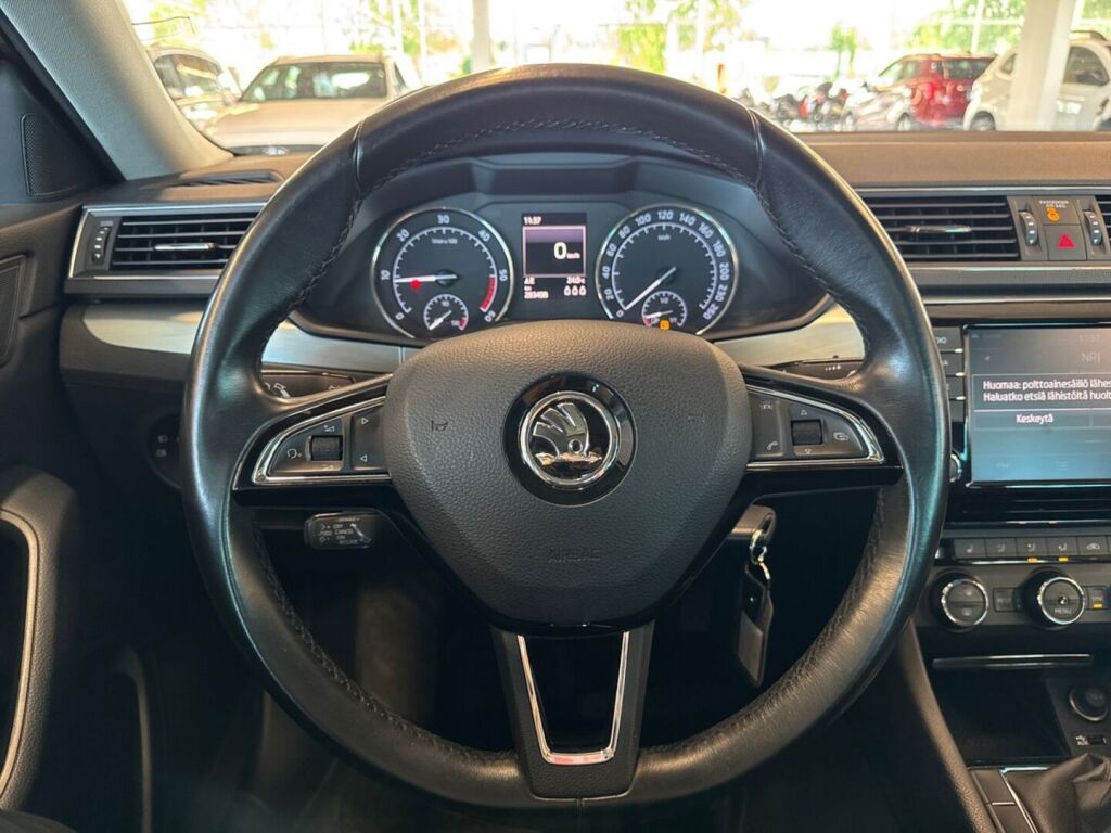 Skoda Superb 2016 Musta