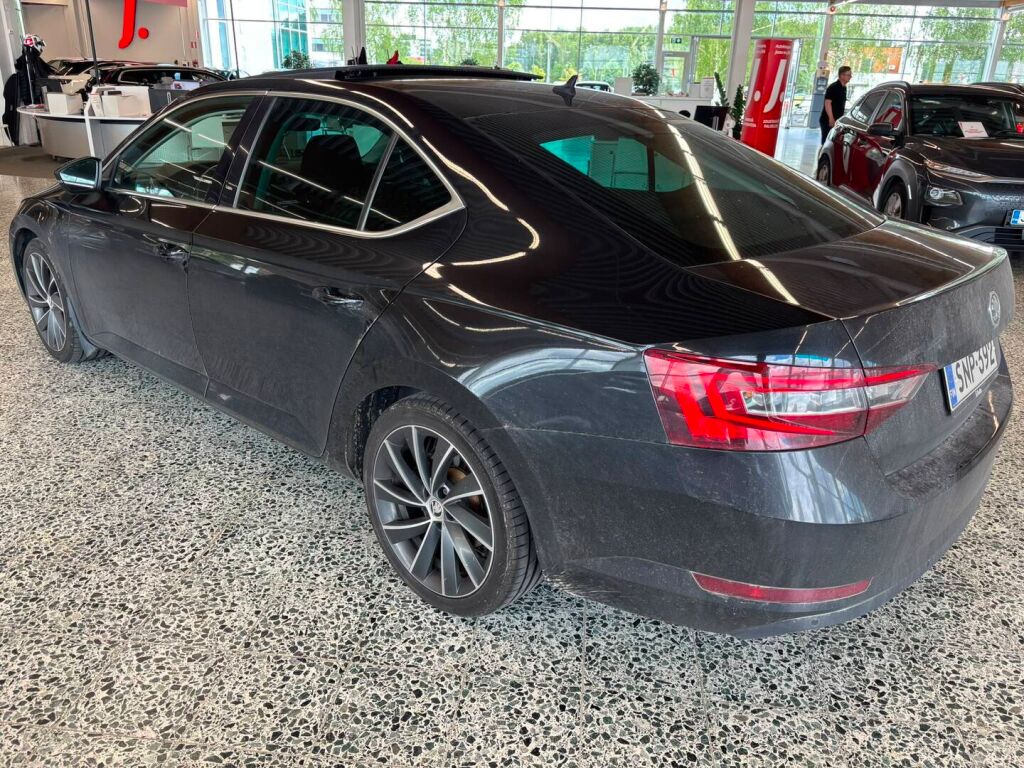 Skoda Superb 2016 Musta