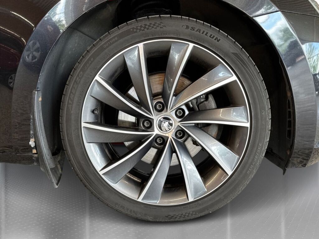 Skoda Superb 2016 Musta