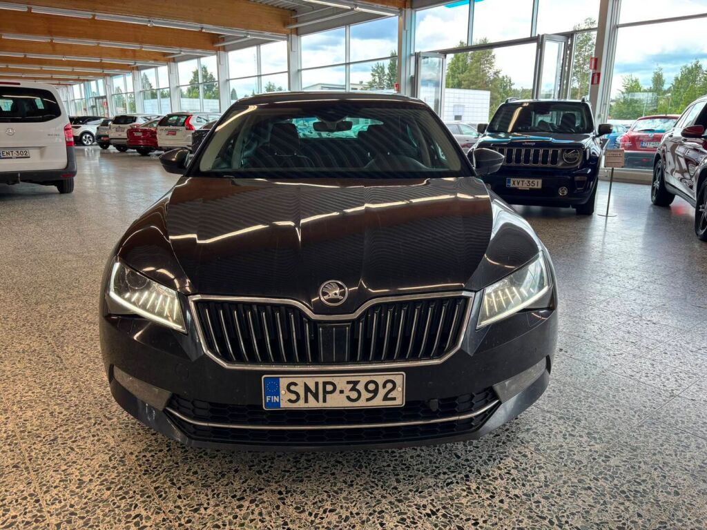 Skoda Superb 2016 Musta