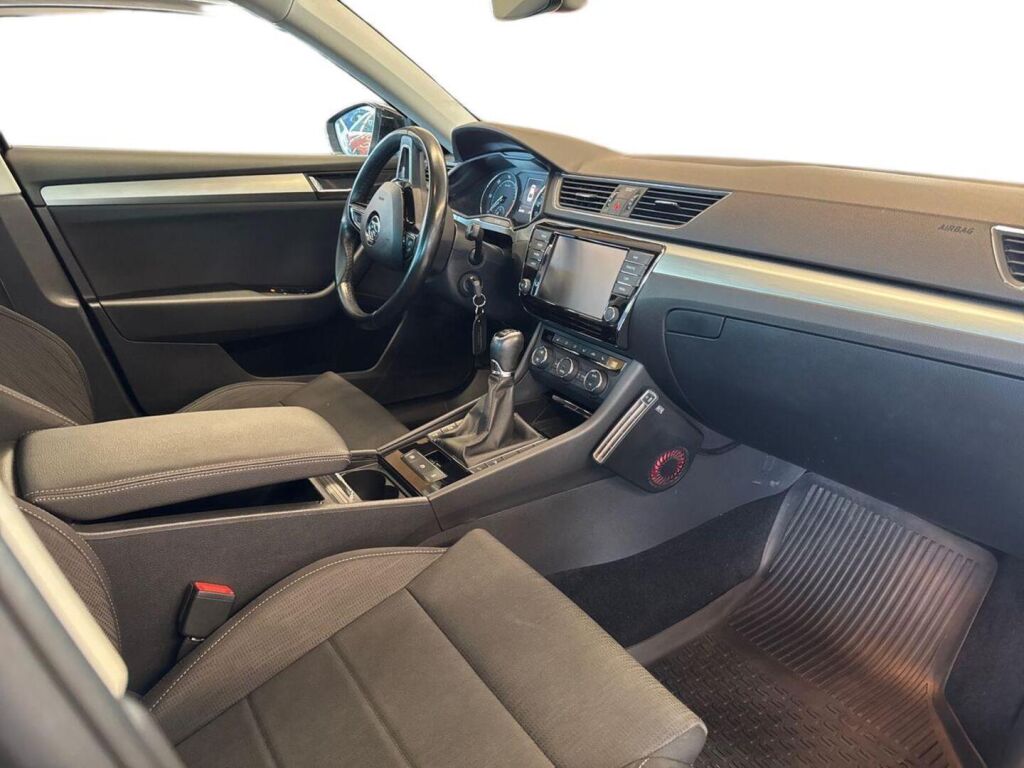 Skoda Superb 2016 Musta