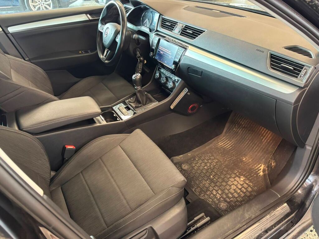 Skoda Superb 2016 Musta