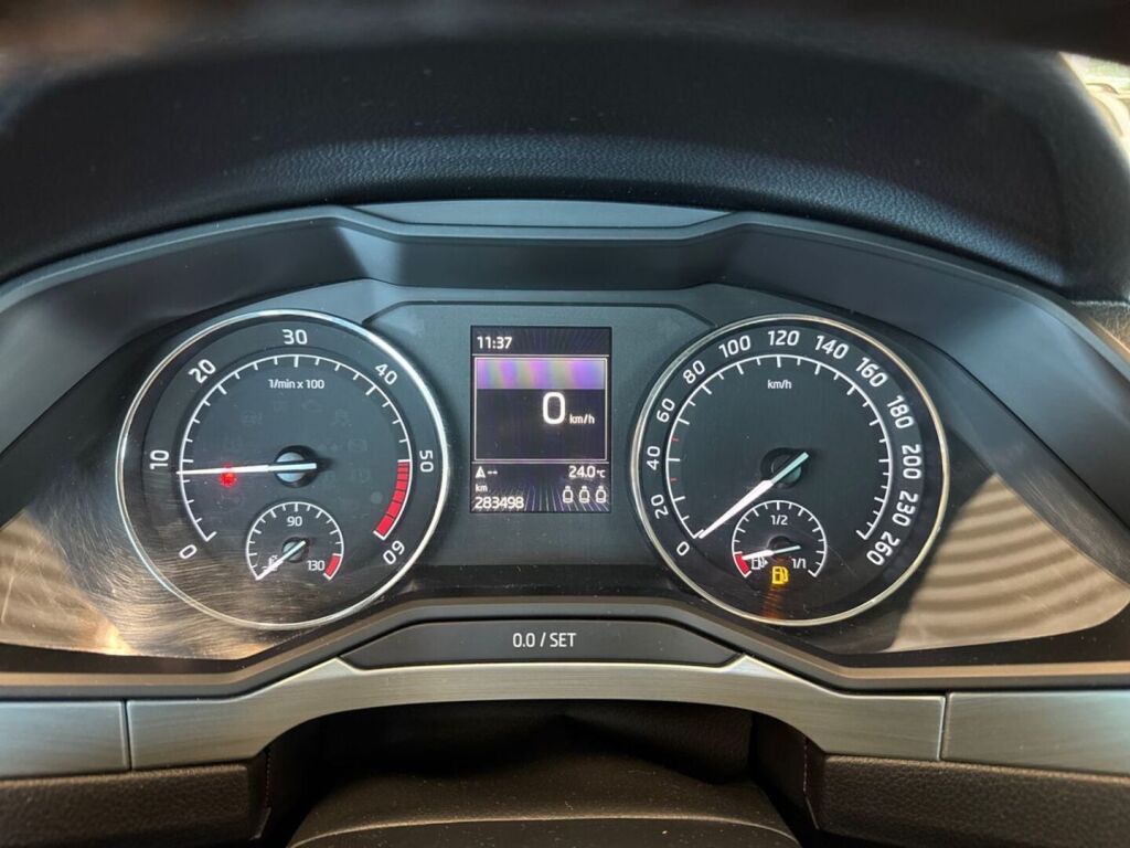 Skoda Superb 2016 Musta