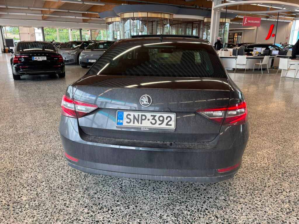 Skoda Superb 2016 Musta