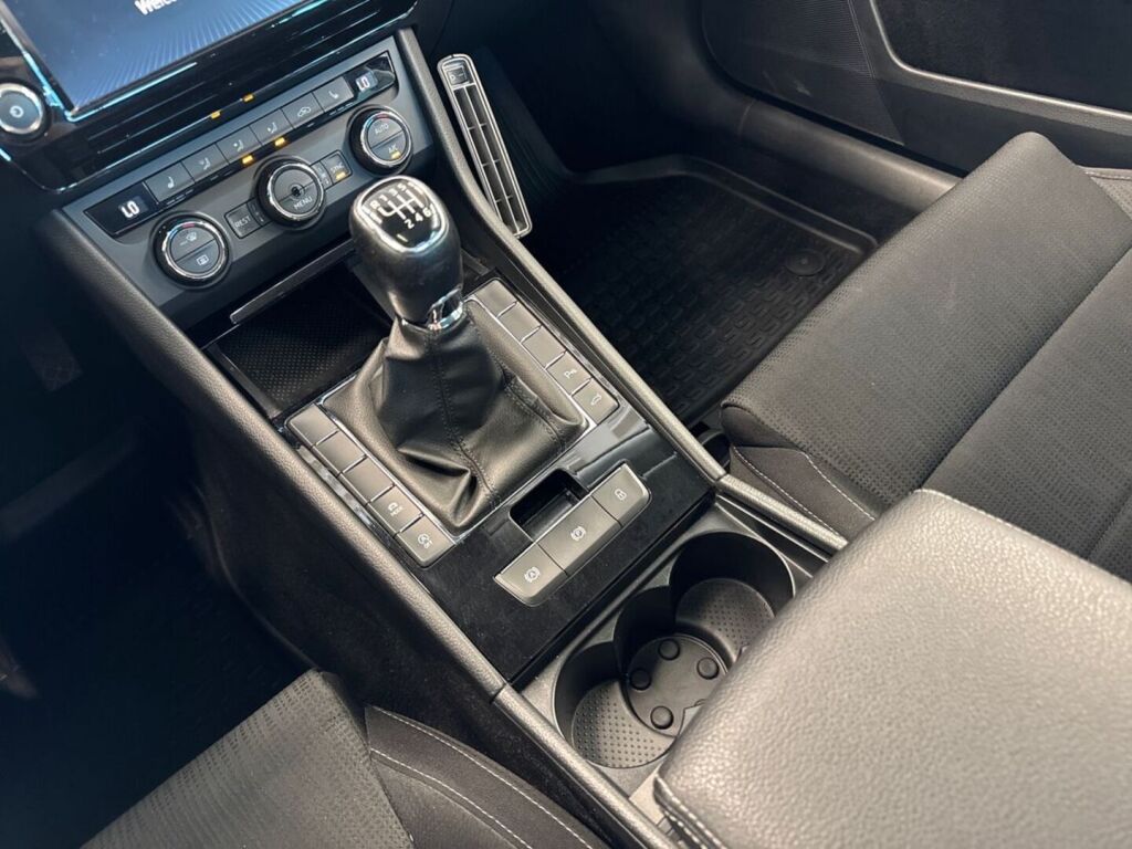 Skoda Superb 2016 Musta
