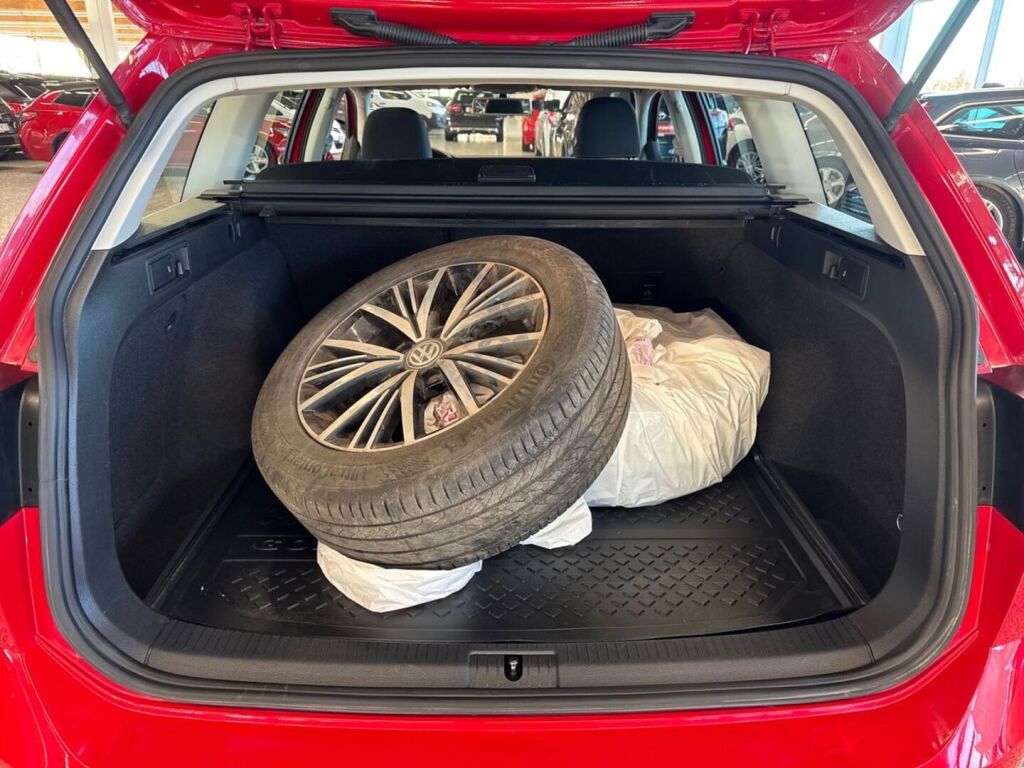 Volkswagen Golf 2016 Punainen