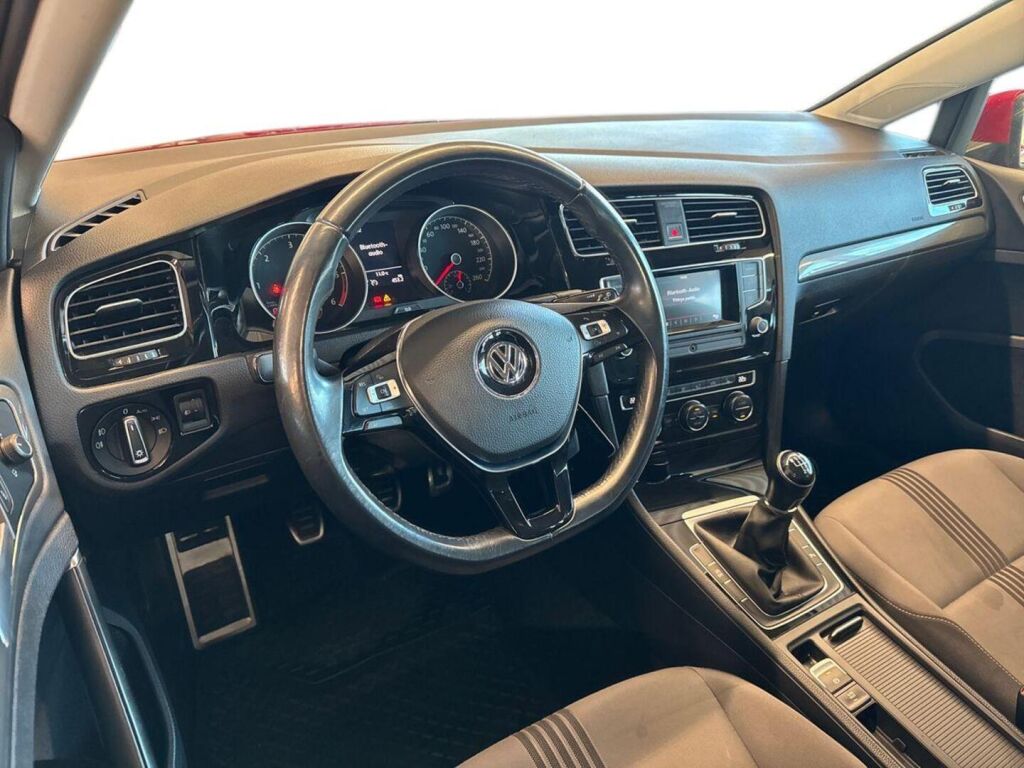 Volkswagen Golf 2016 Punainen