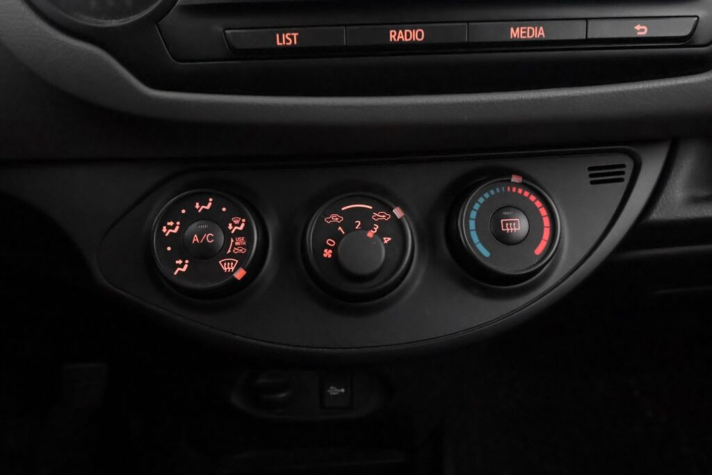 Toyota Yaris 2016 Punainen