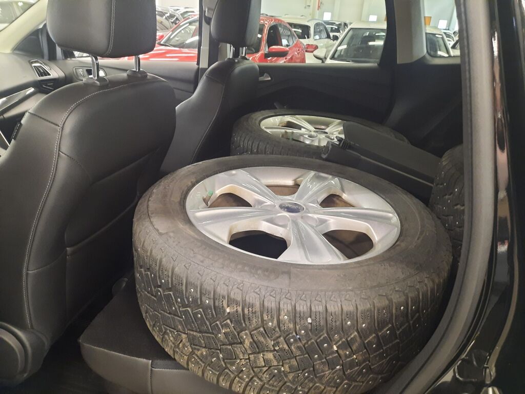 Ford Kuga 2016 Musta