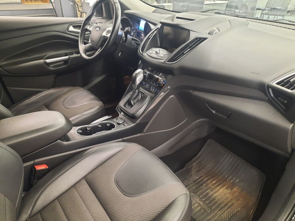 Ford Kuga 2016 Musta