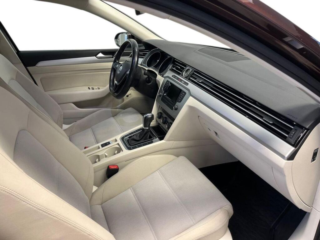 Volkswagen Passat 2016 Punainen