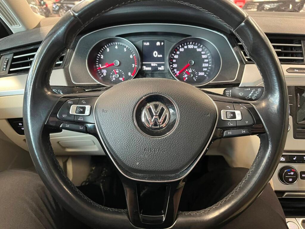 Volkswagen Passat 2016 Punainen