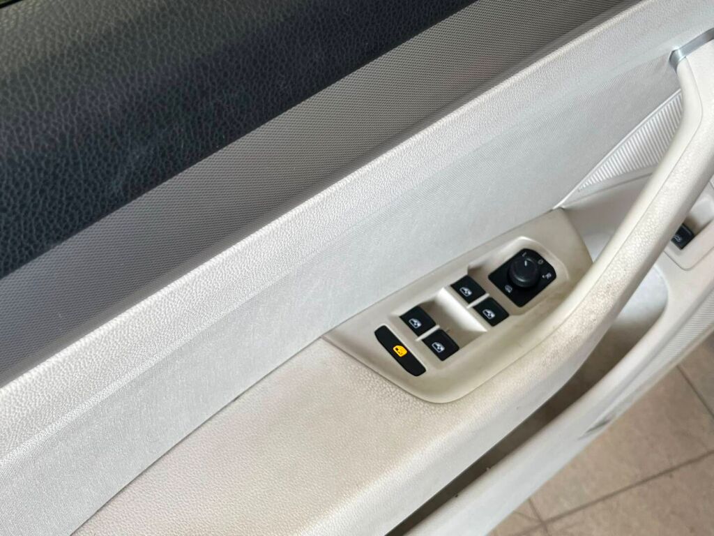 Volkswagen Passat 2016 Punainen