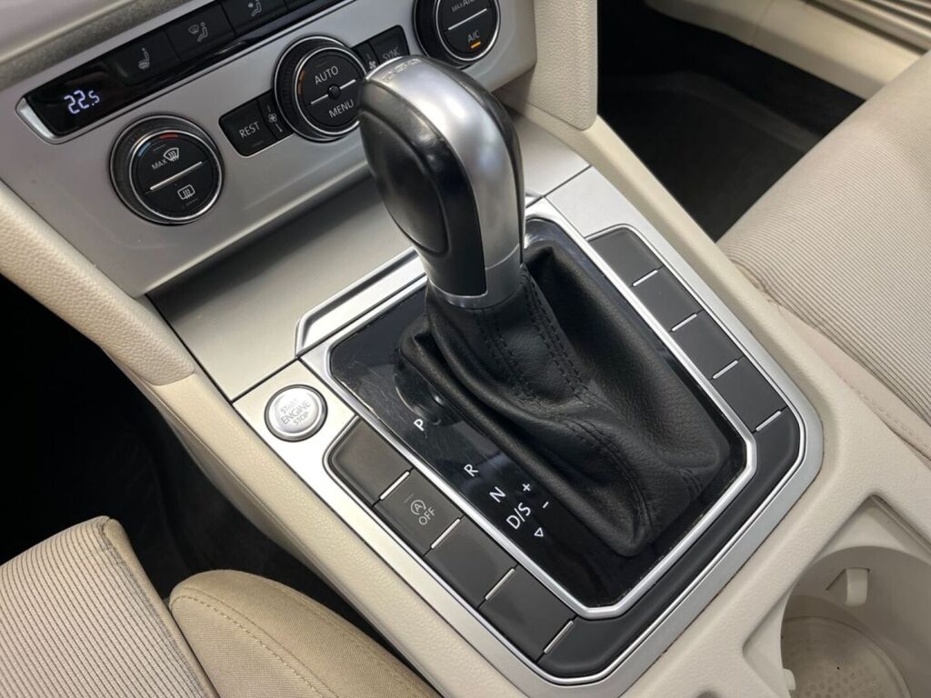 Volkswagen Passat 2016 Punainen
