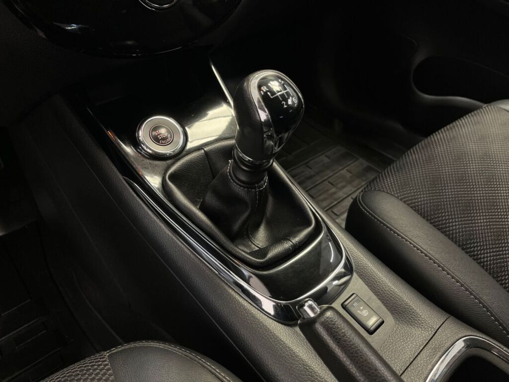 Nissan Pulsar 2016 Musta