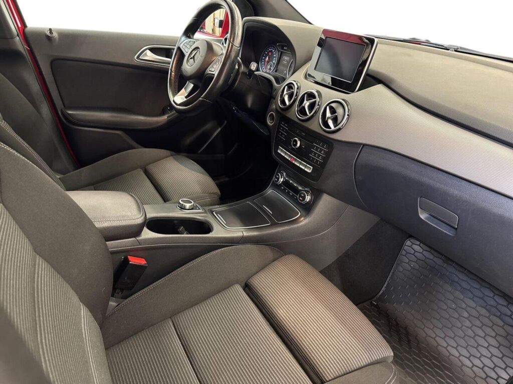 Mercedes-Benz B 2016 Punainen