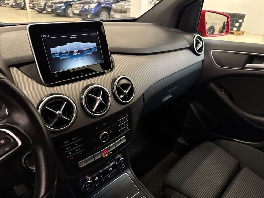 Mercedes-Benz B 2016 Punainen