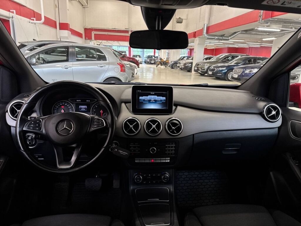 Mercedes-Benz B 2016 Punainen