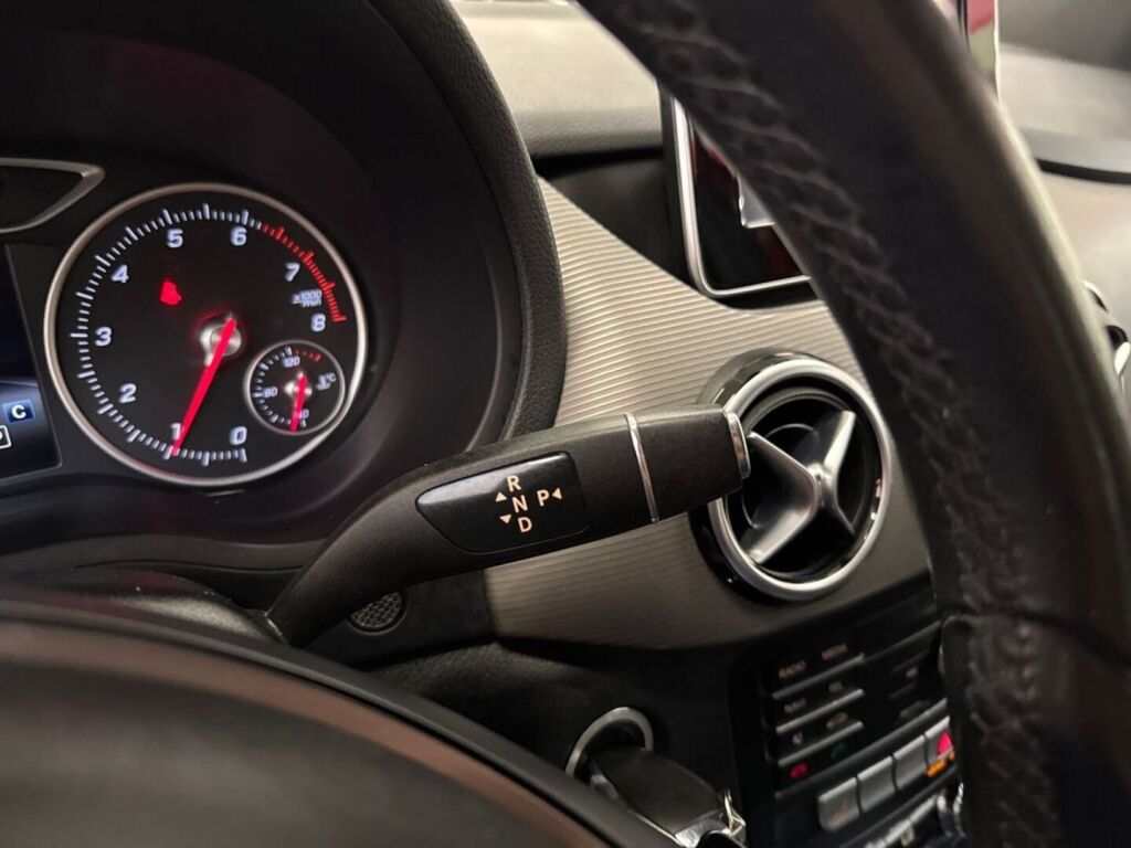 Mercedes-Benz B 2016 Punainen