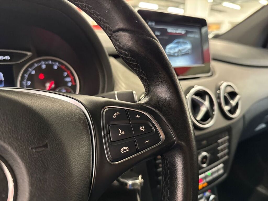 Mercedes-Benz B 2016 Punainen
