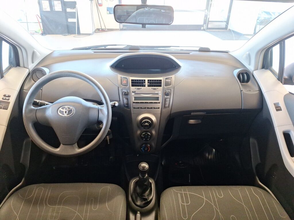 Toyota Yaris 2010 Musta