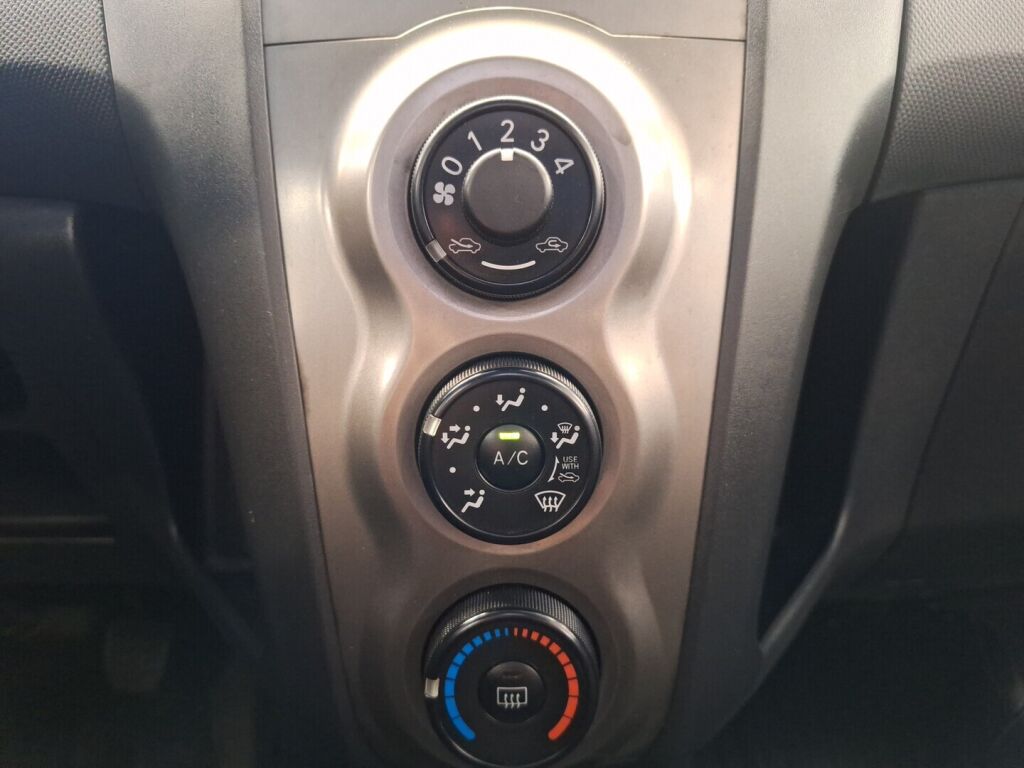 Toyota Yaris 2010 Musta