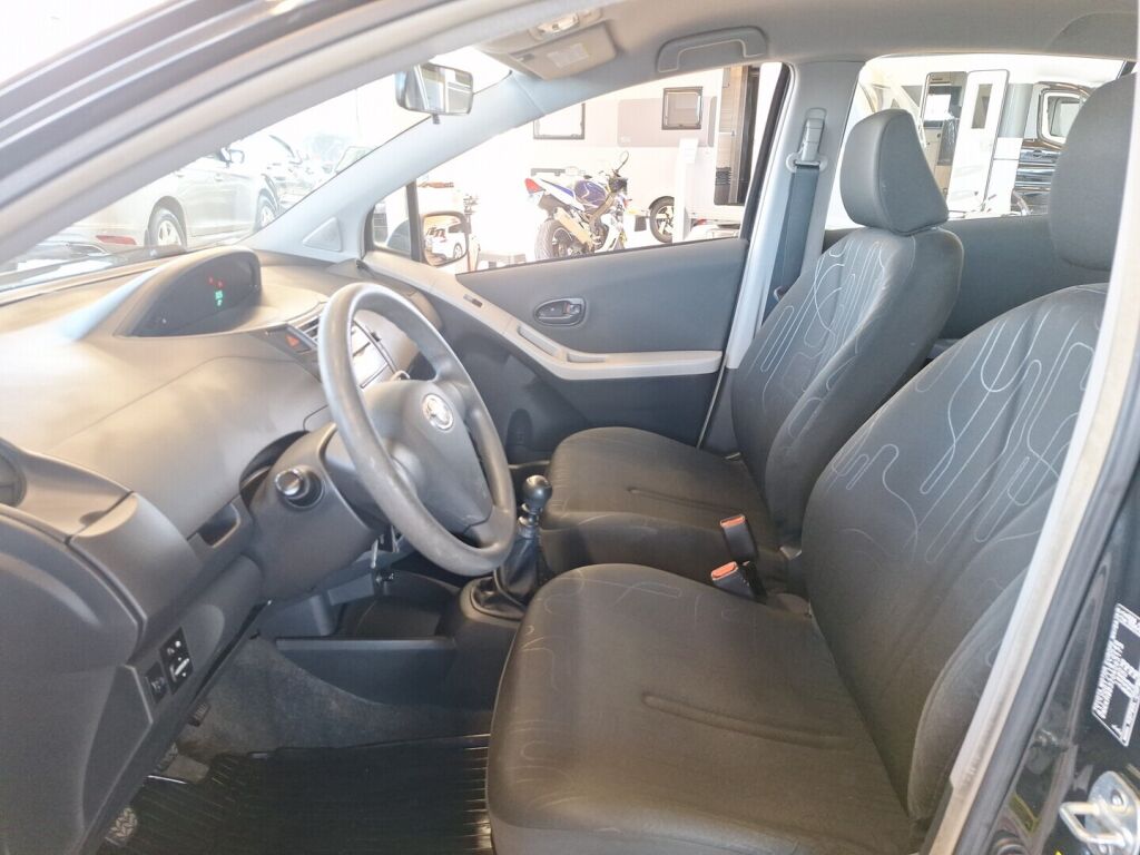 Toyota Yaris 2010 Musta