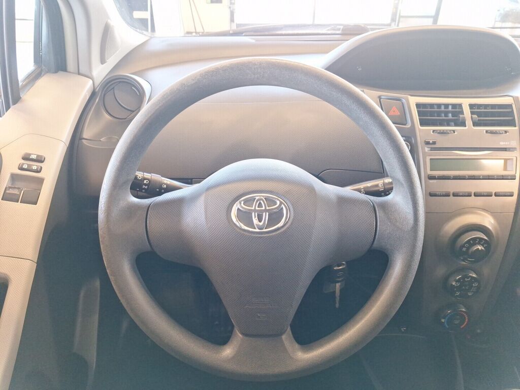 Toyota Yaris 2010 Musta