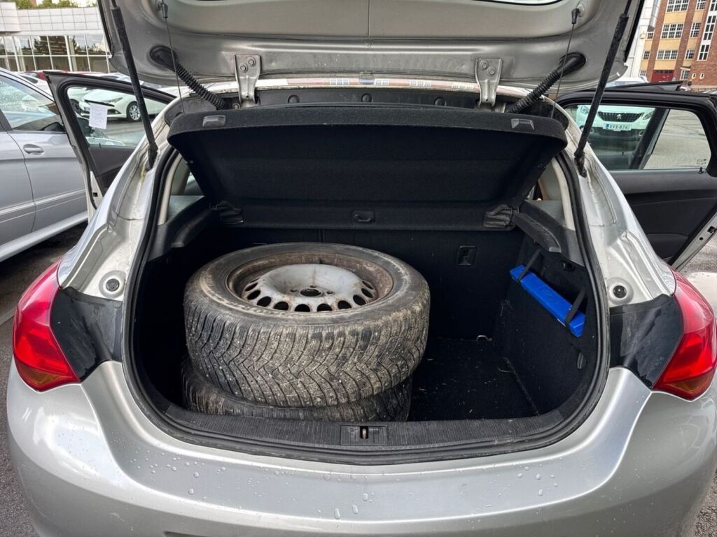 Opel Astra 2010 Hopea