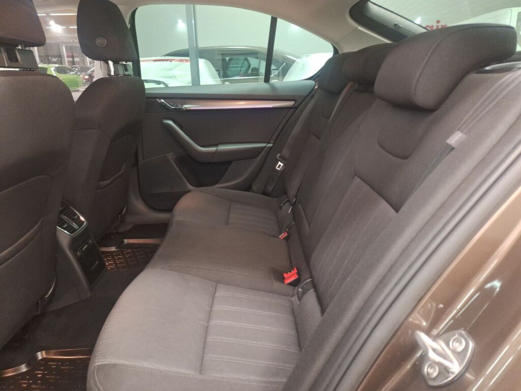 Skoda Octavia 2018 Ruskea (beige)